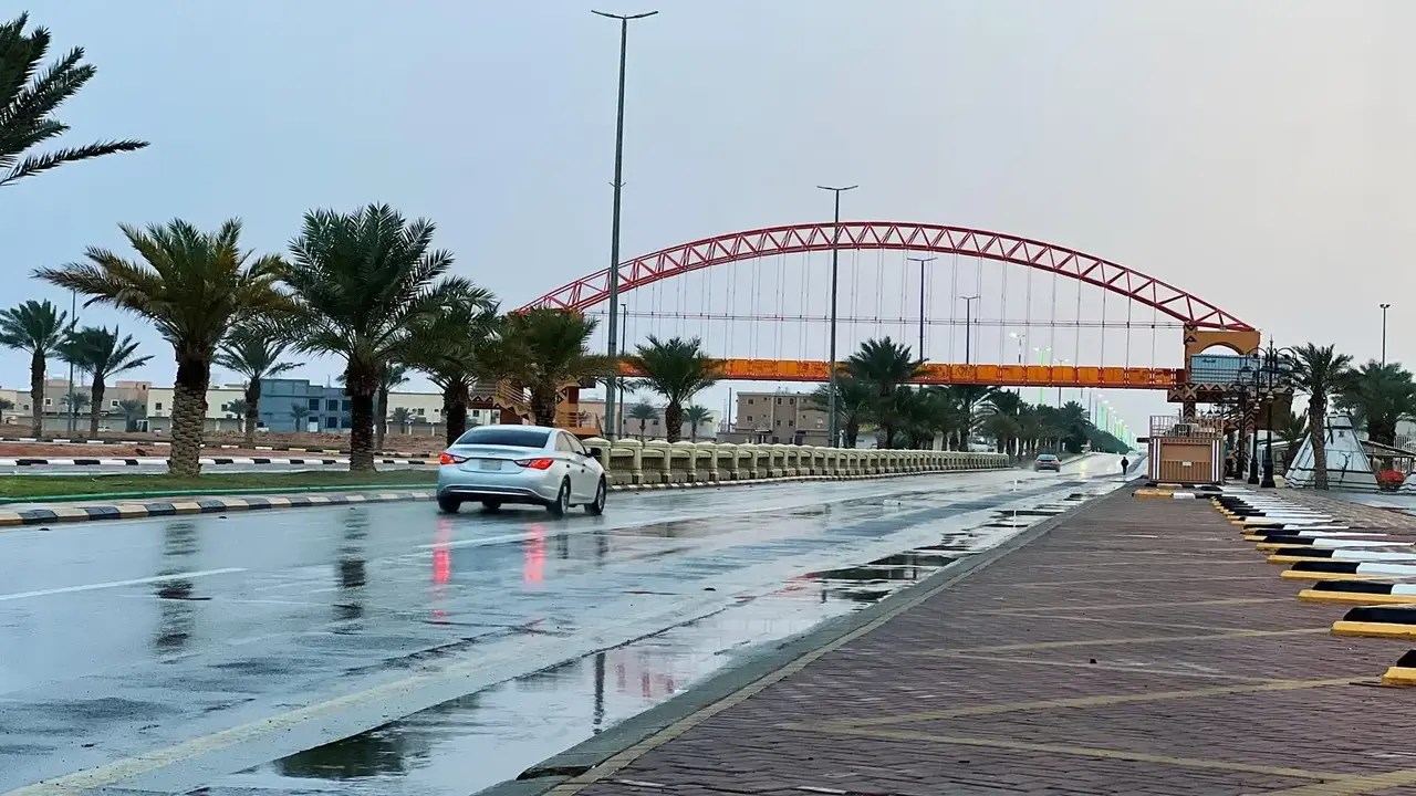 استمرار هطول الأمطار على معظم مناطق المملكة وسط تحذيرات من تقلبات الطقس